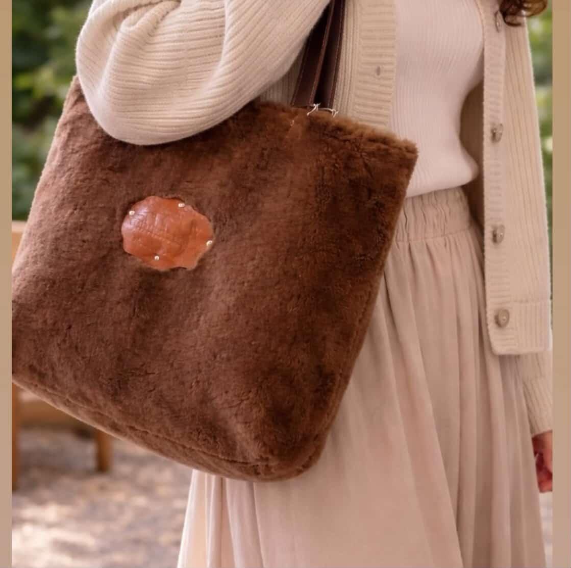 Cabas Fausse Fourrure Chocolat – Intérieur Velours Premium (45x30x15 cm) | LuneBohème®